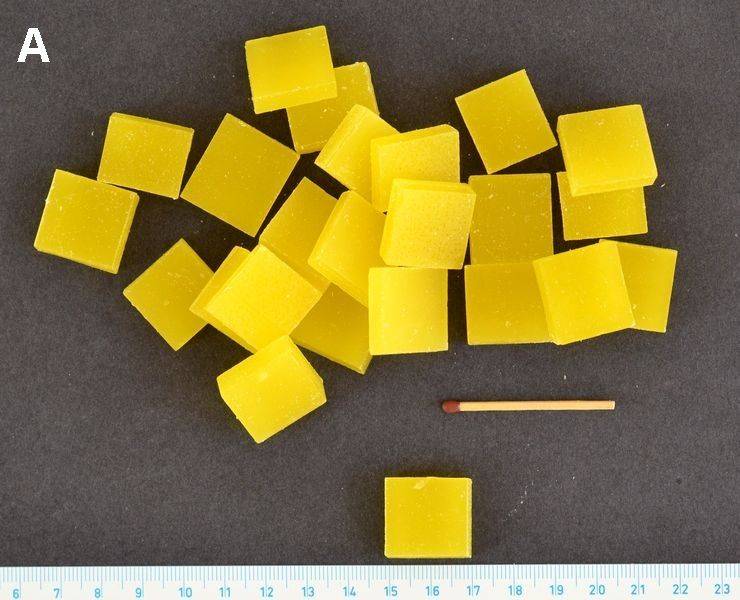 Parafínové kostičky barevné 20 x 20 x 5 mm 250g