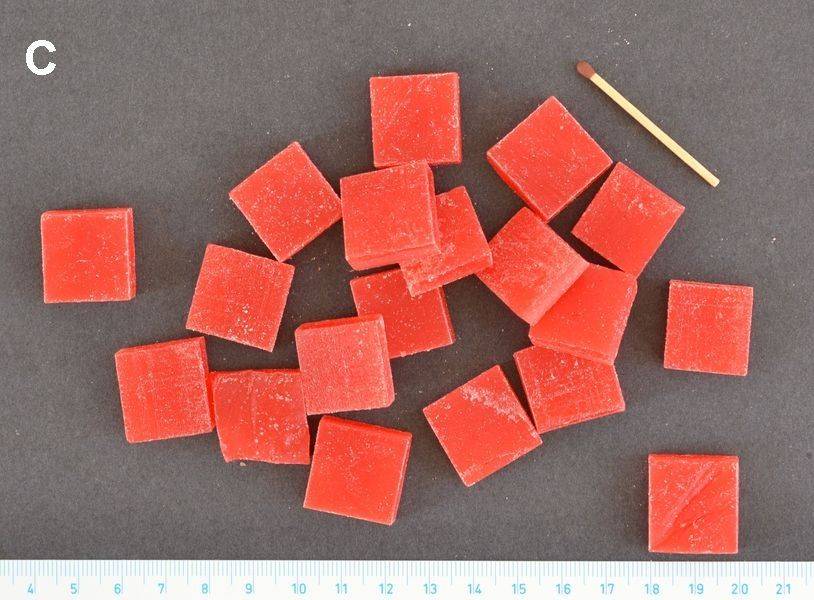 Parafínové kostičky barevné 20 x 20 x 5 mm 250g