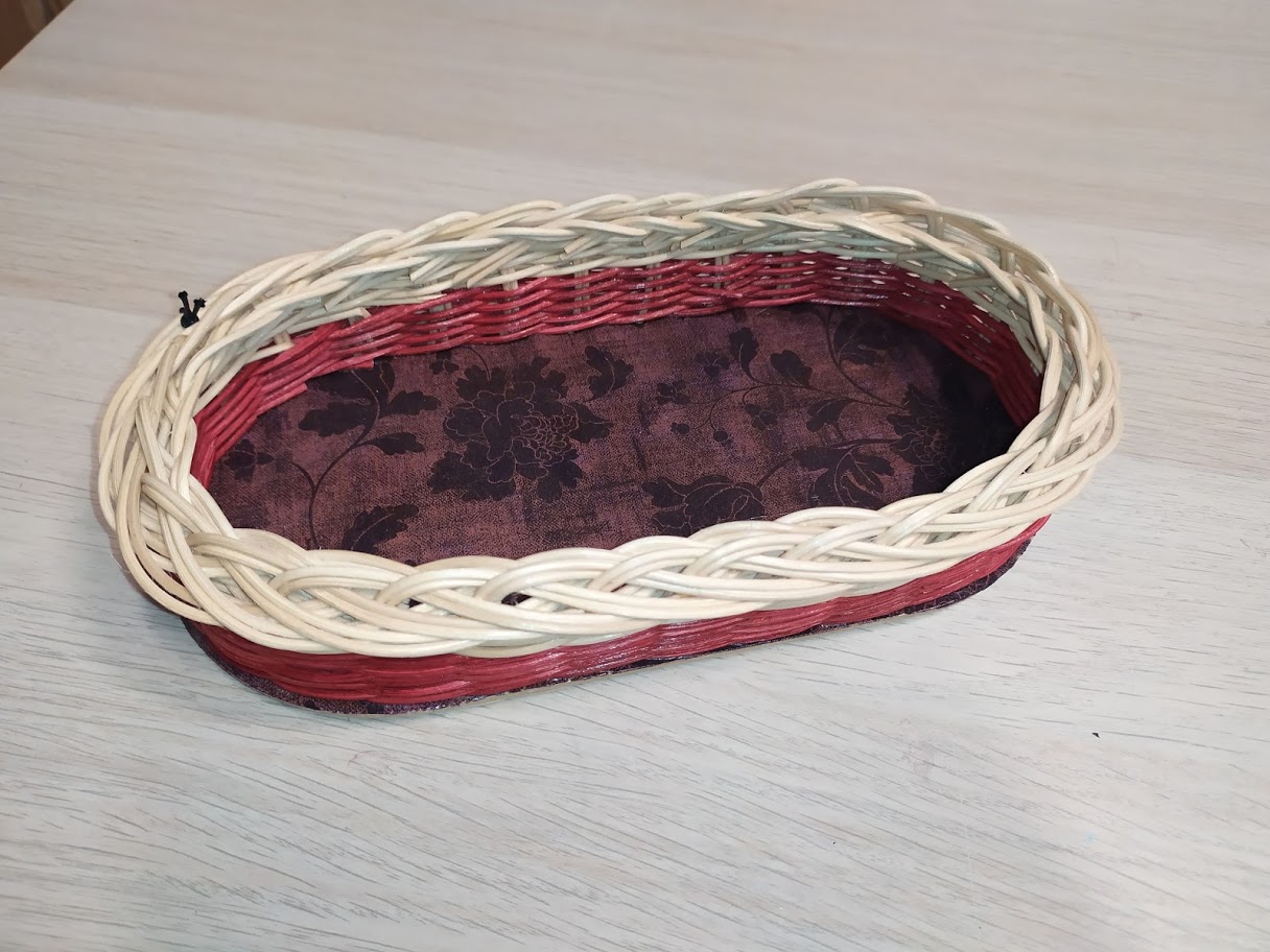 Červený tácek s květy