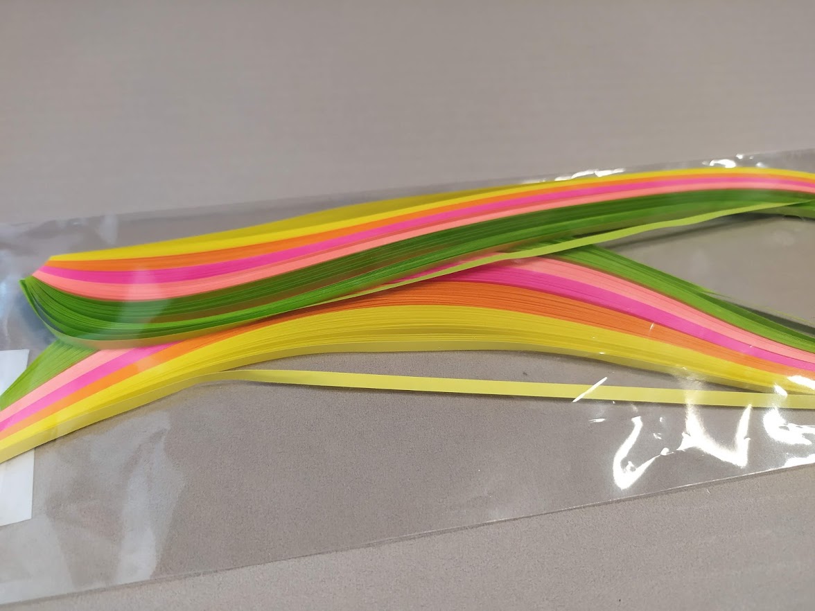 Proužky na quilling neon