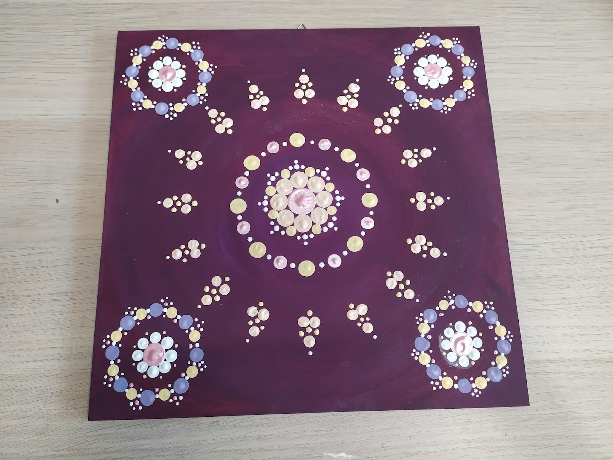 Tečkovaná mandala - vínová