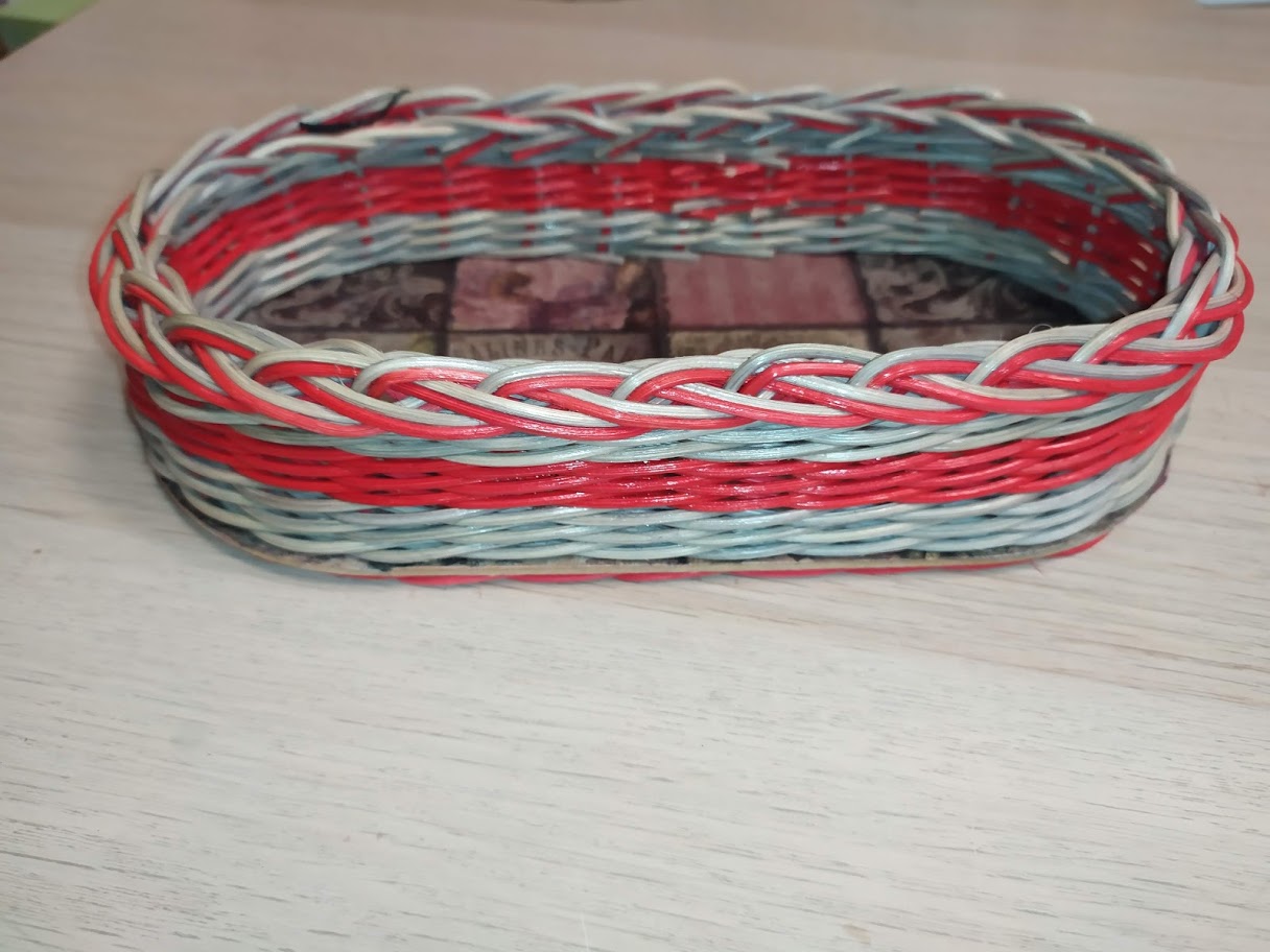 Šedočervený tácek