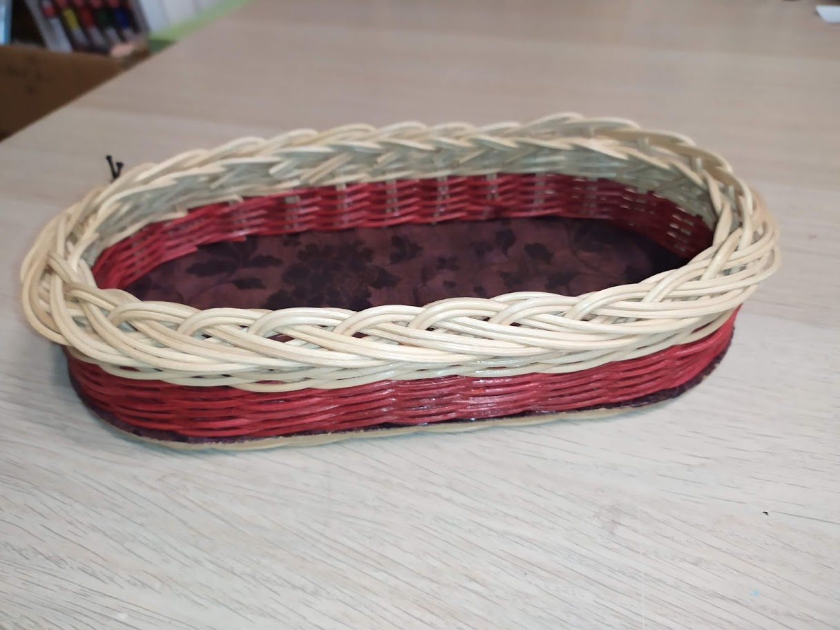 Červený tácek s květy