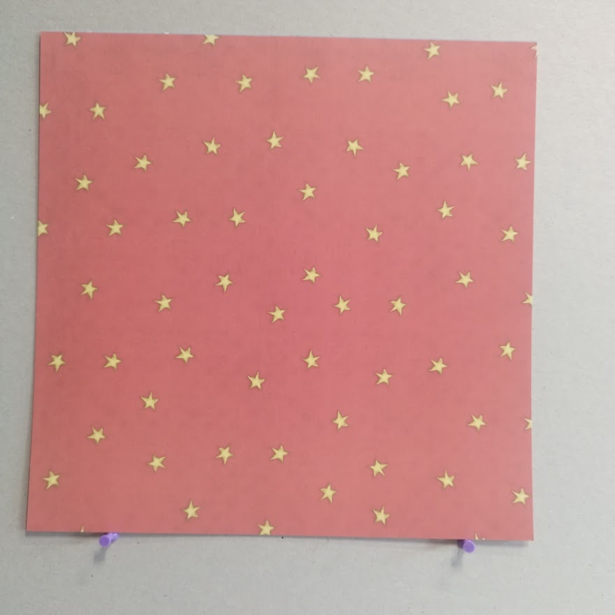 Papír - Žluté hvězdy na červeném - 30,6x30,6 cm