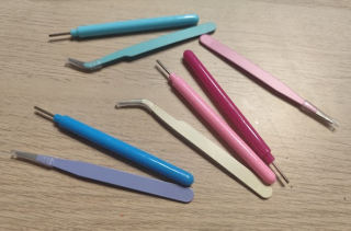 Pero na quilling - plastové